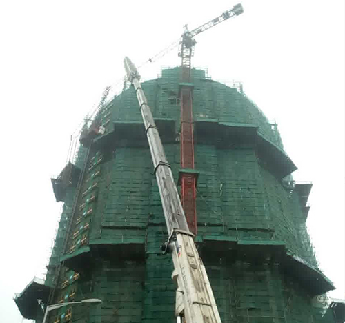 户县吊车在工地上作业